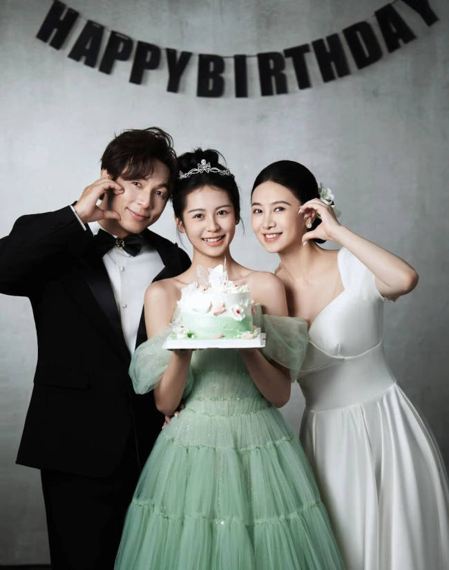 翁虹夫妇为女儿庆祝18岁生日 一家三口同框好温馨