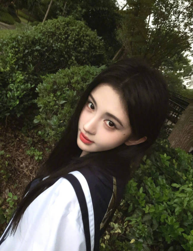 鞠婧祎晒日常随拍清纯温婉 回眸浅笑少女感十足
