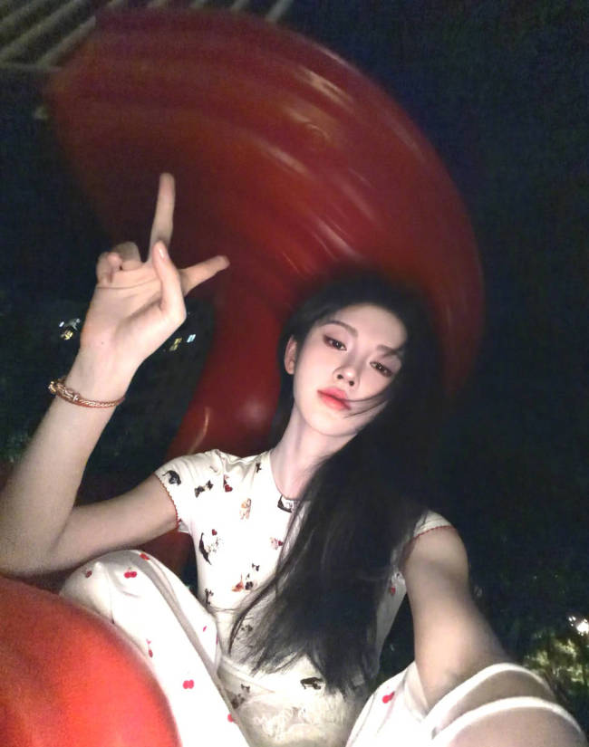 鞠婧祎晒日常随拍清纯温婉 回眸浅笑少女感十足