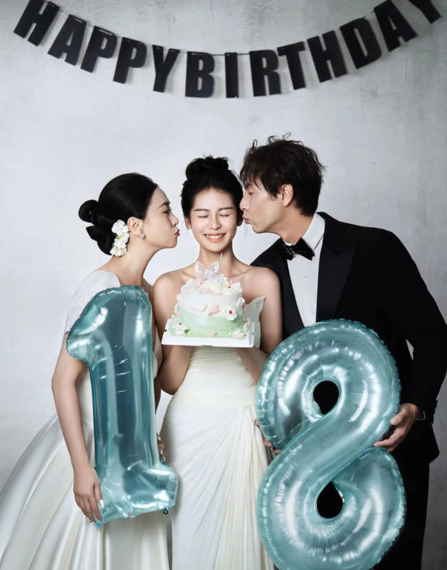 翁虹夫妇为女儿庆祝18岁生日 一家三口同框好温馨
