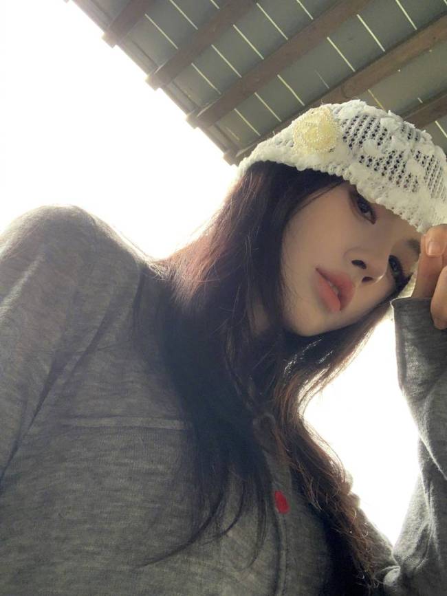 鞠婧祎晒日常随拍清纯温婉 回眸浅笑少女感十足