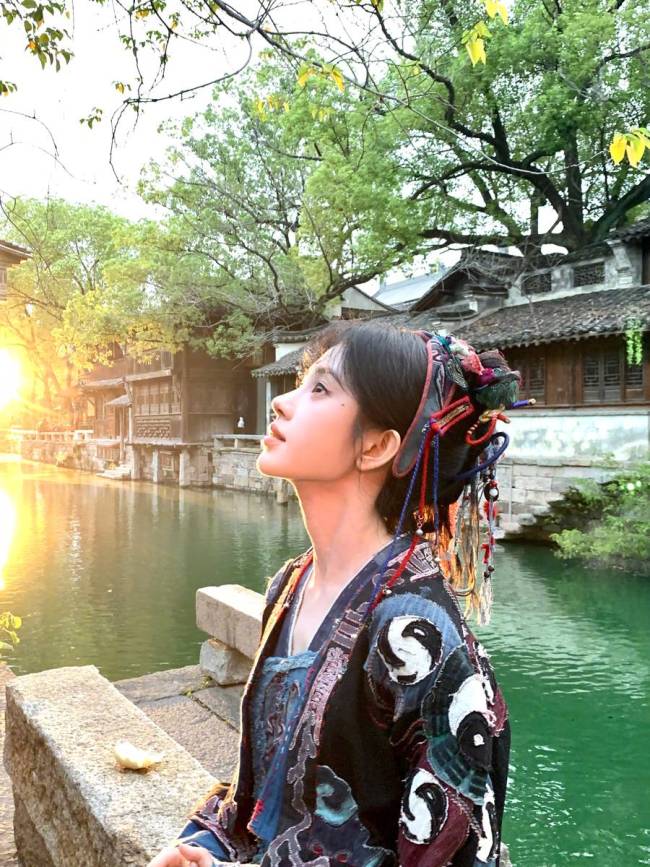 鞠婧祎晒日常随拍清纯温婉 回眸浅笑少女感十足