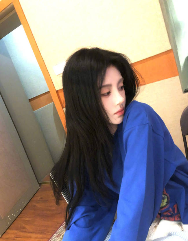 鞠婧祎晒日常随拍清纯温婉 回眸浅笑少女感十足