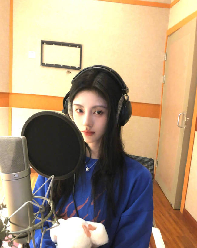 鞠婧祎晒日常随拍清纯温婉 回眸浅笑少女感十足