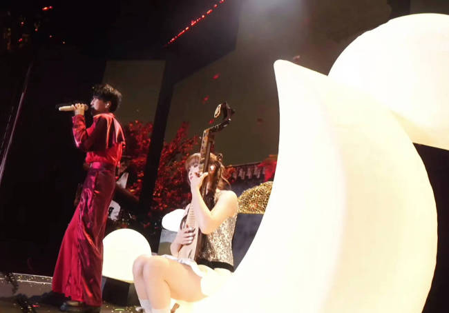 周传雄和女儿同台演出 黛芬妮弹琵琶画面唯美