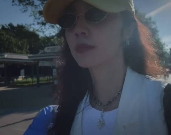 孙莉带两个孩子游玩 二女儿长腿吸睛比例优越
