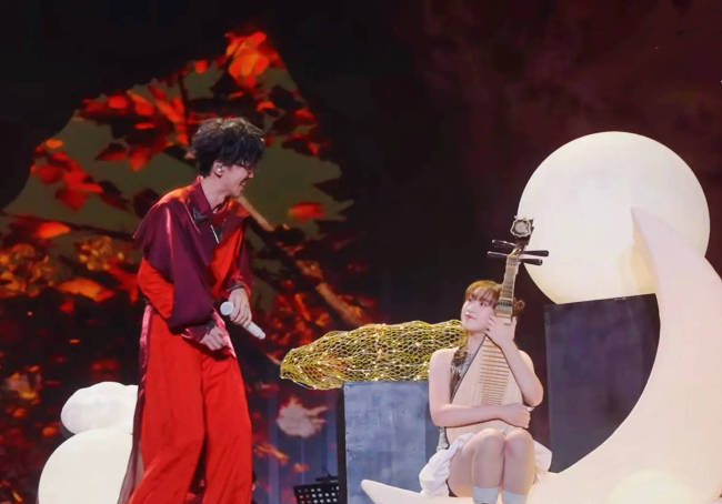 周传雄和女儿同台演出 黛芬妮弹琵琶画面唯美
