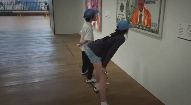 孙莉带两个孩子游玩 二女儿长腿吸睛比例优越