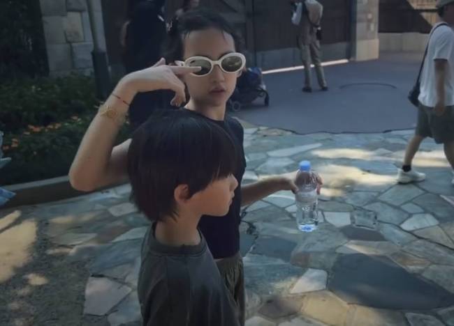 孙莉带两个孩子游玩 二女儿长腿吸睛比例优越