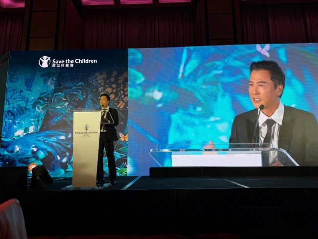 甄子丹出席2025香港救助儿童会慈善晚宴 连续九年担任慈善大使