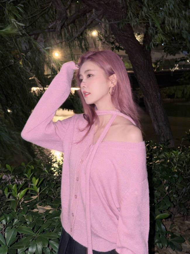白鹿一头粉紫色秀发时尚吸睛 穿针织衫锁骨精致
