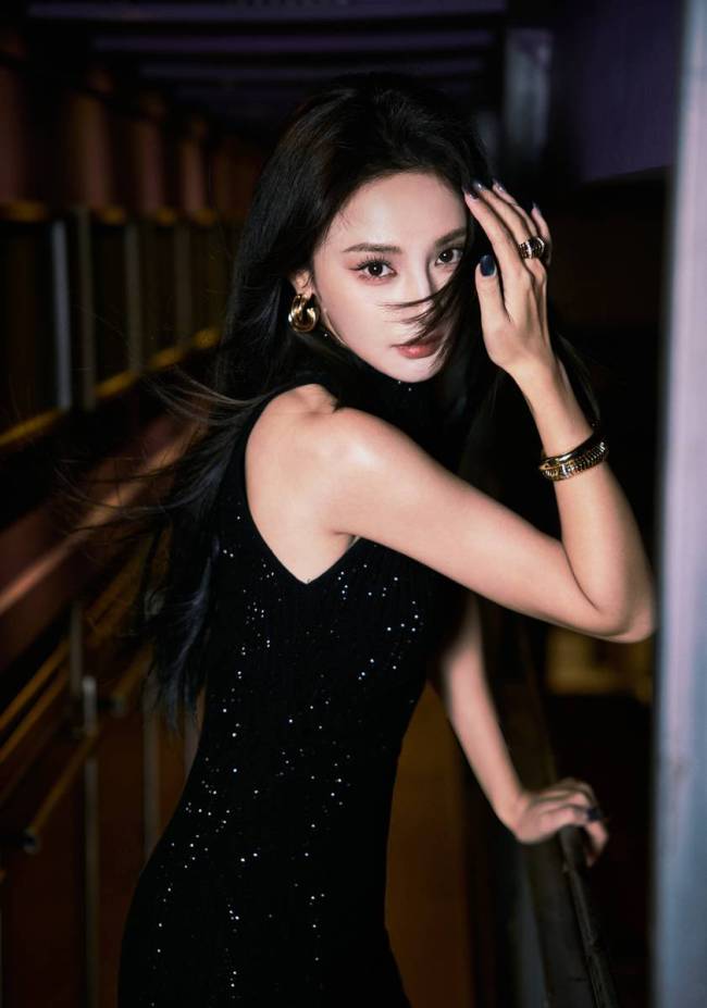 彭小苒穿黑亮片短裙性感迷人 发丝飞扬女神范十足