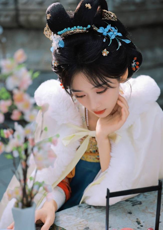 王影璐披毛绒披风少女感十足 手拎果篮活泼灵动