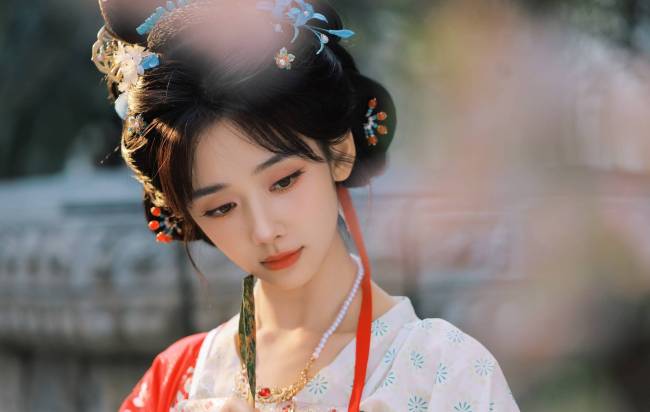 王影璐披毛绒披风少女感十足 手拎果篮活泼灵动