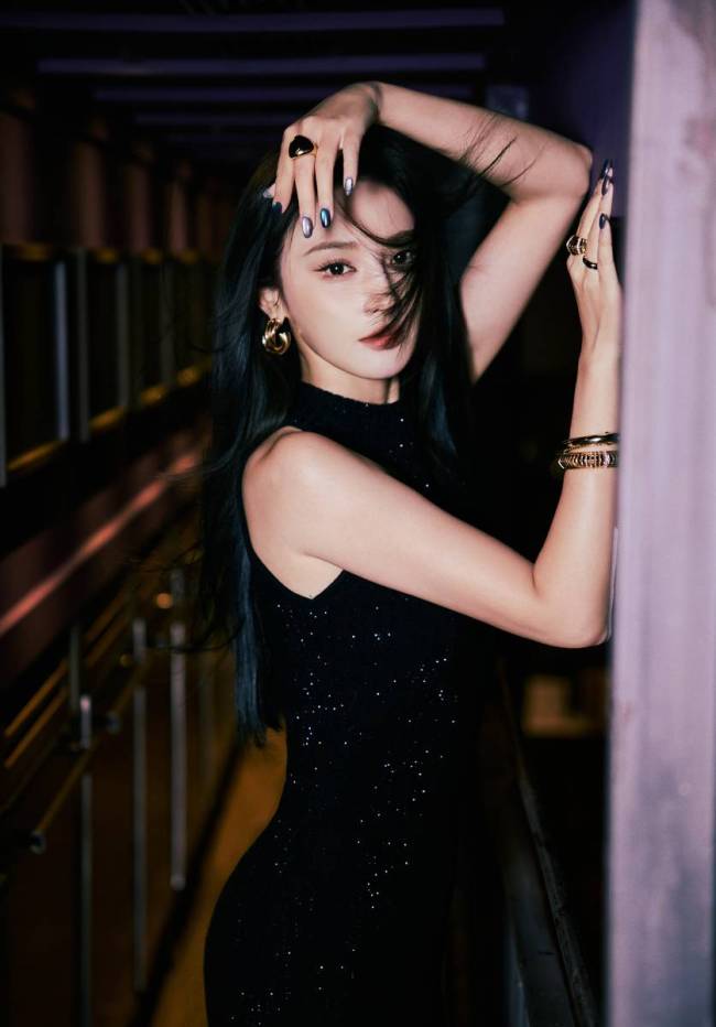 彭小苒穿黑亮片短裙性感迷人 发丝飞扬女神范十足