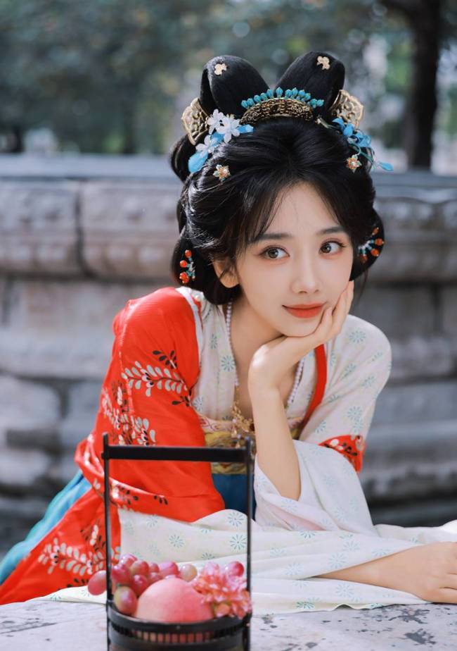 王影璐披毛绒披风少女感十足 手拎果篮活泼灵动
