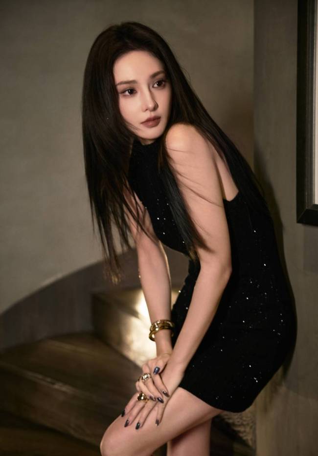 彭小苒穿黑亮片短裙性感迷人 发丝飞扬女神范十足