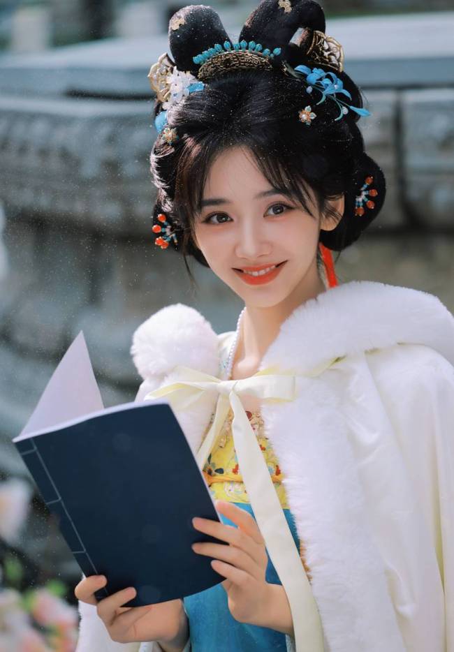王影璐披毛绒披风少女感十足 手拎果篮活泼灵动