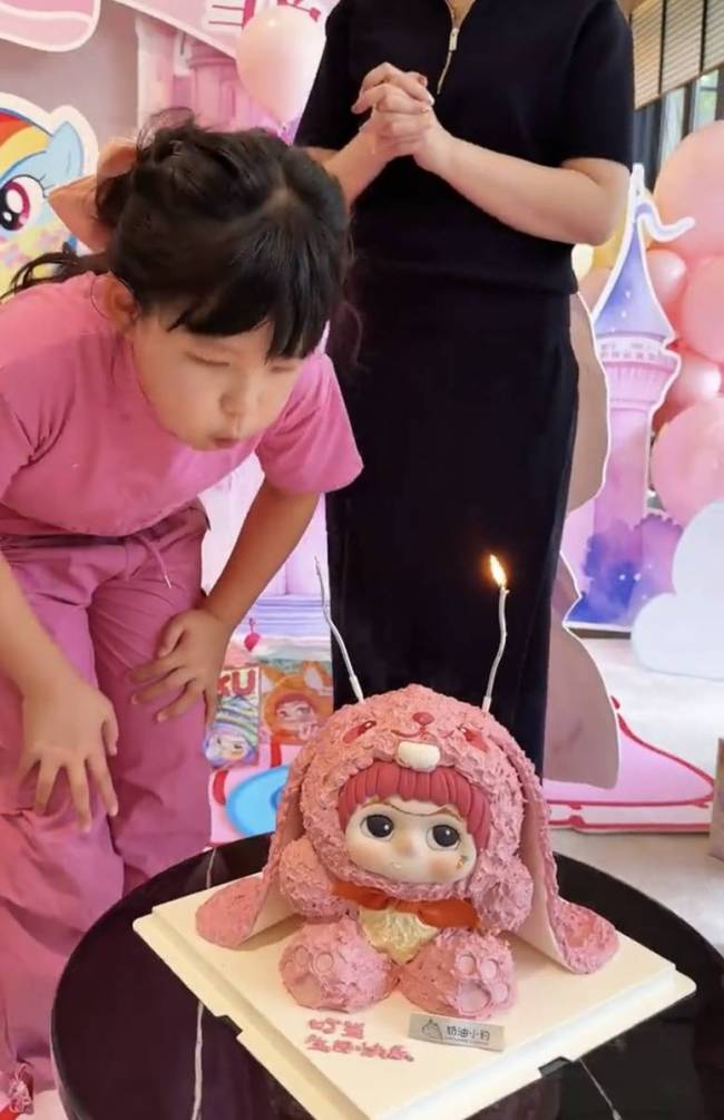 杜华为10岁女儿庆生 母女俩一起拆盲盒超有爱