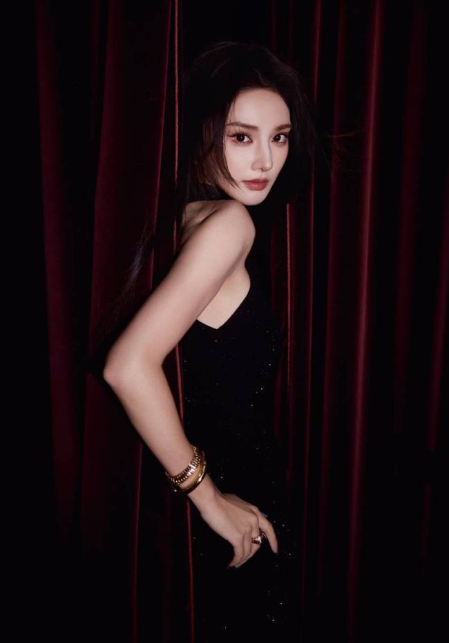 彭小苒穿黑亮片短裙性感迷人 发丝飞扬女神范十足