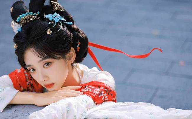 王影璐披毛绒披风少女感十足 手拎果篮活泼灵动