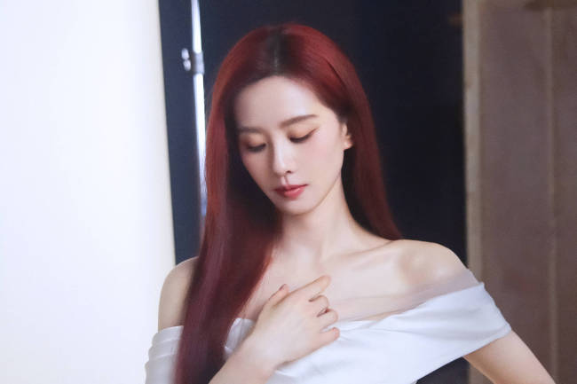 刘诗诗穿一字肩长裙身材窈窕 红发造型好似美人鱼