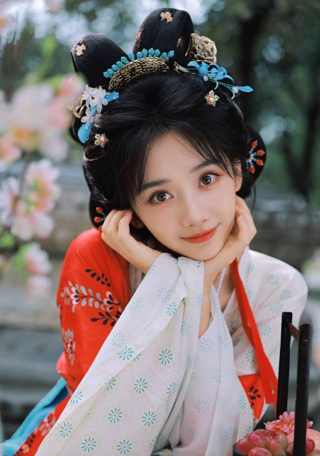 王影璐披毛绒披风少女感十足 手拎果篮活泼灵动
