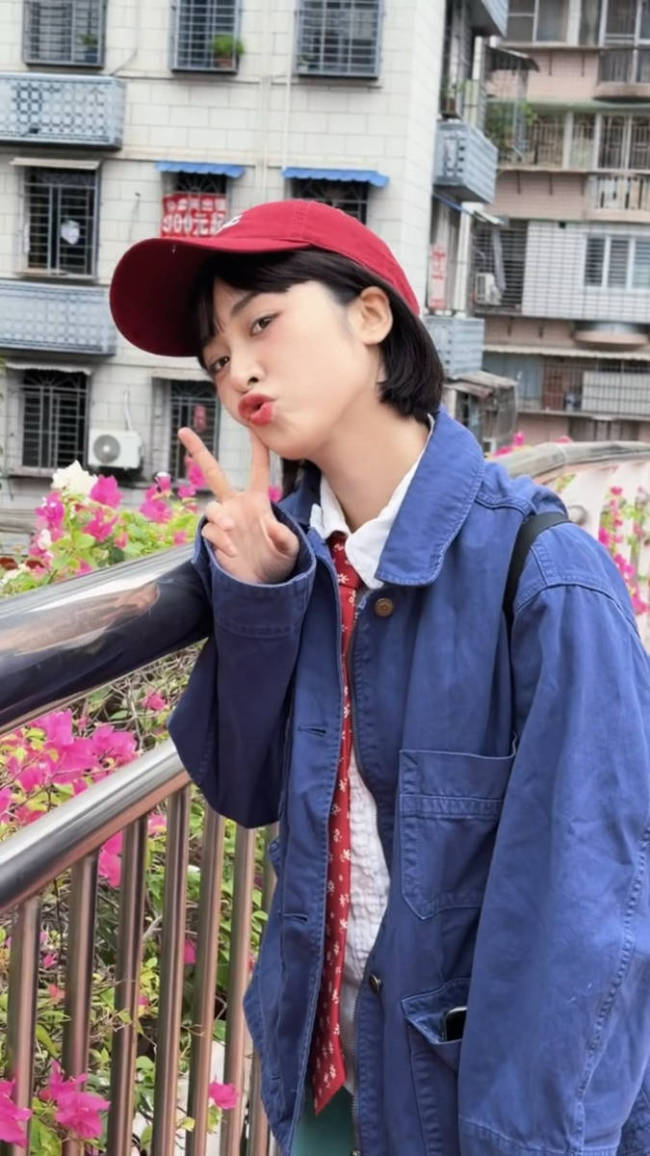 沈月短发造型配鸭舌帽元气十足 张开双臂活力满满