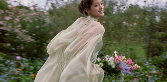 欧阳娜娜穿绿裙化身花仙子 手持花束奔跑灵动自由