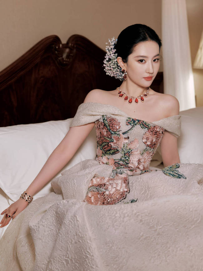 刘亦菲穿抹胸礼服优雅温婉 公主风盘发显贵气慵懒