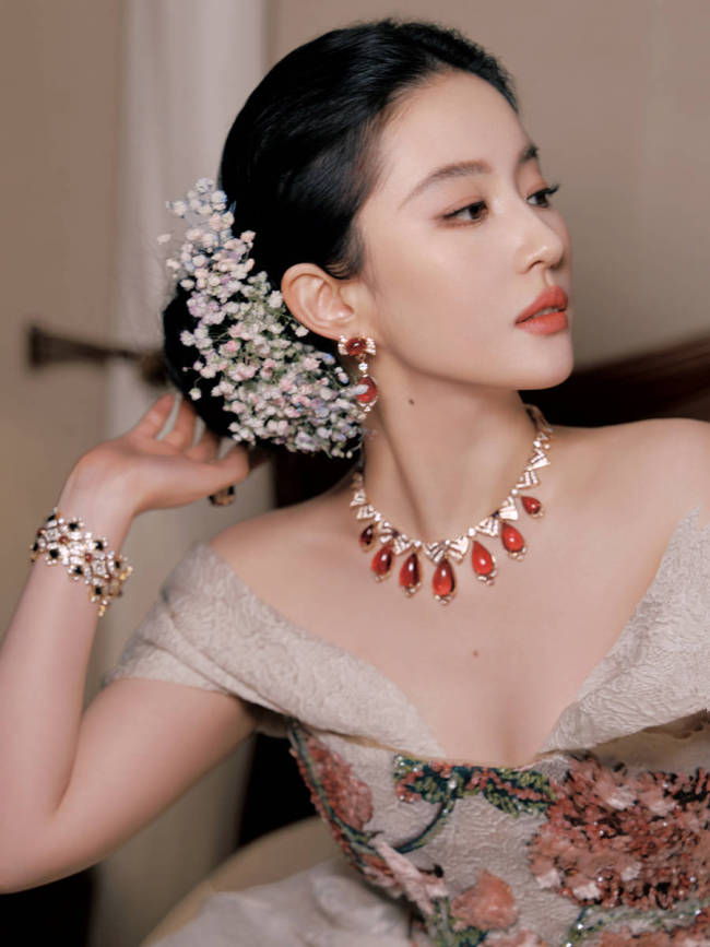刘亦菲穿抹胸礼服优雅温婉 公主风盘发显贵气慵懒