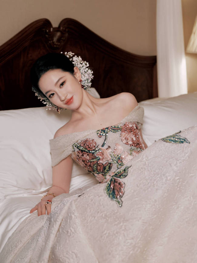 刘亦菲穿抹胸礼服优雅温婉 公主风盘发显贵气慵懒