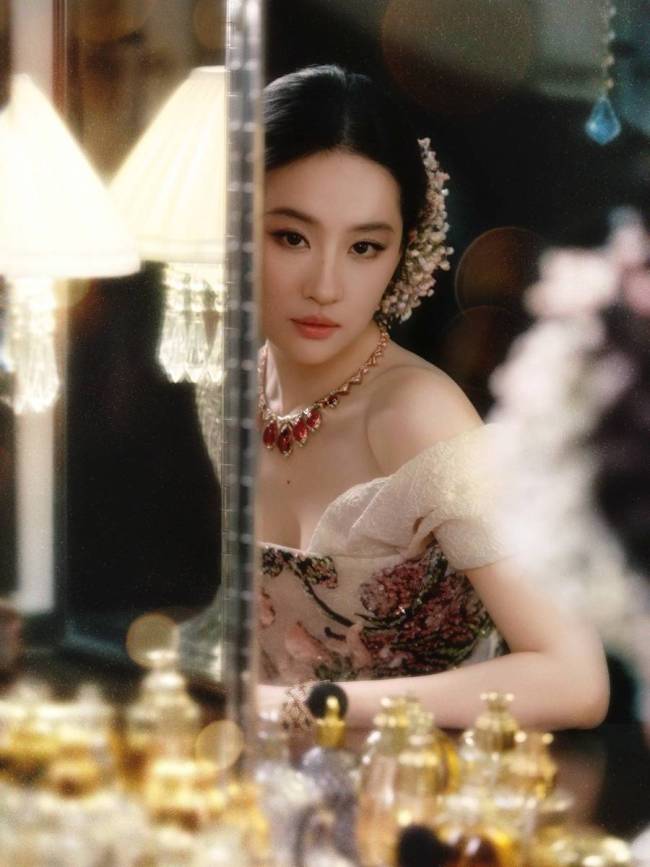 刘亦菲穿抹胸礼服优雅温婉 公主风盘发显贵气慵懒