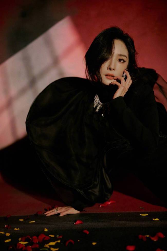 杨幂穿黑色礼裙美腿修长 手持黑玫瑰神秘冷艳