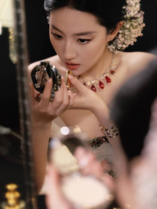刘亦菲穿抹胸礼服优雅温婉 公主风盘发显贵气慵懒