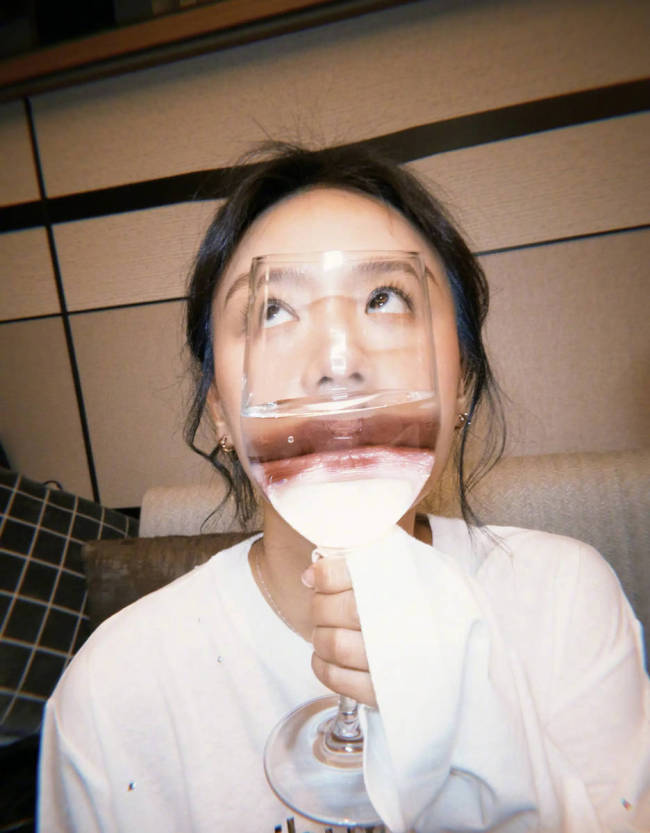 马思纯穿一身休闲装状态松弛 扎丸子头活力俏皮