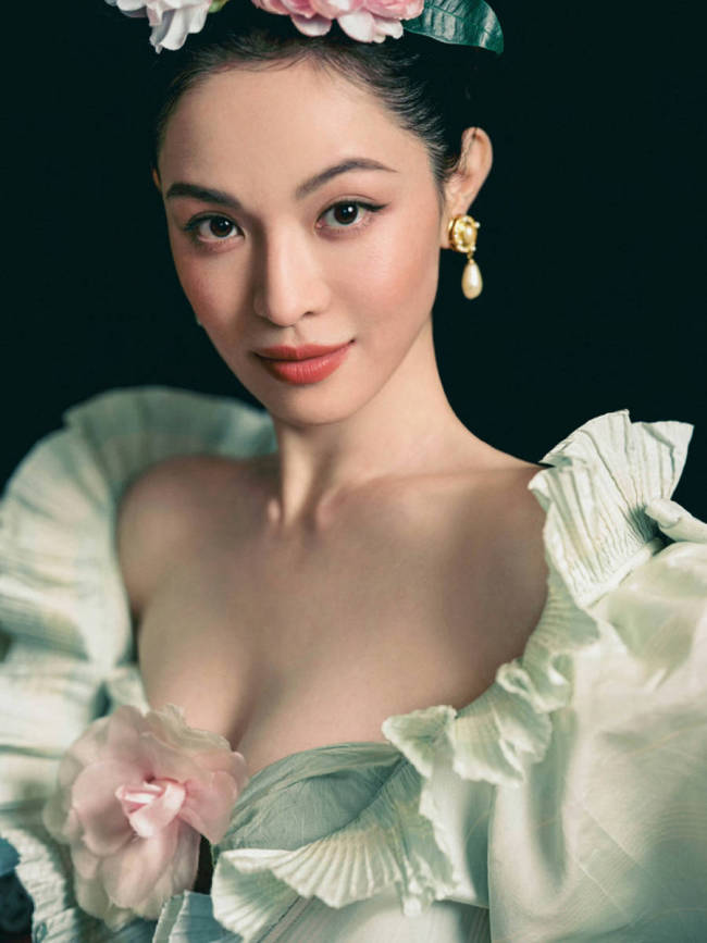 钟楚曦化身中世纪的古典女郎 莞尔一笑高级感拉满