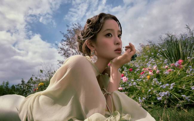 欧阳娜娜穿绿裙化身花仙子 手持花束奔跑灵动自由