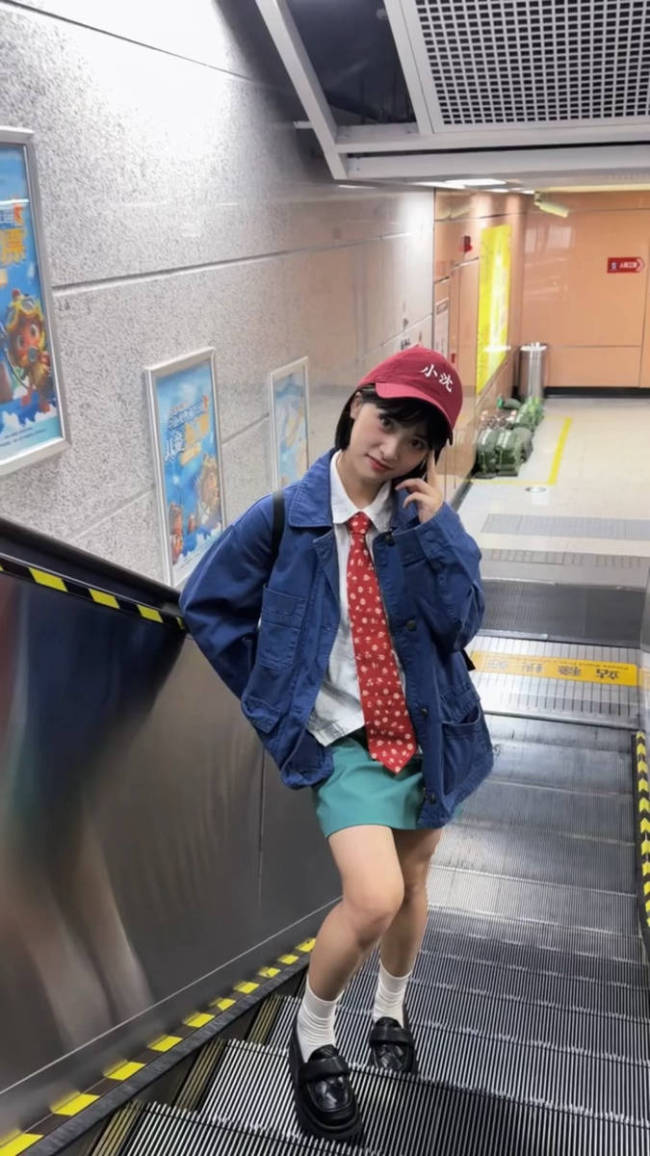 沈月短发造型配鸭舌帽元气十足 张开双臂活力满满