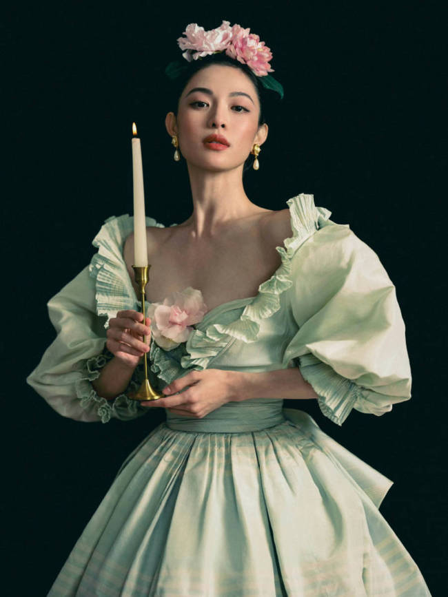 钟楚曦化身中世纪的古典女郎 莞尔一笑高级感拉满