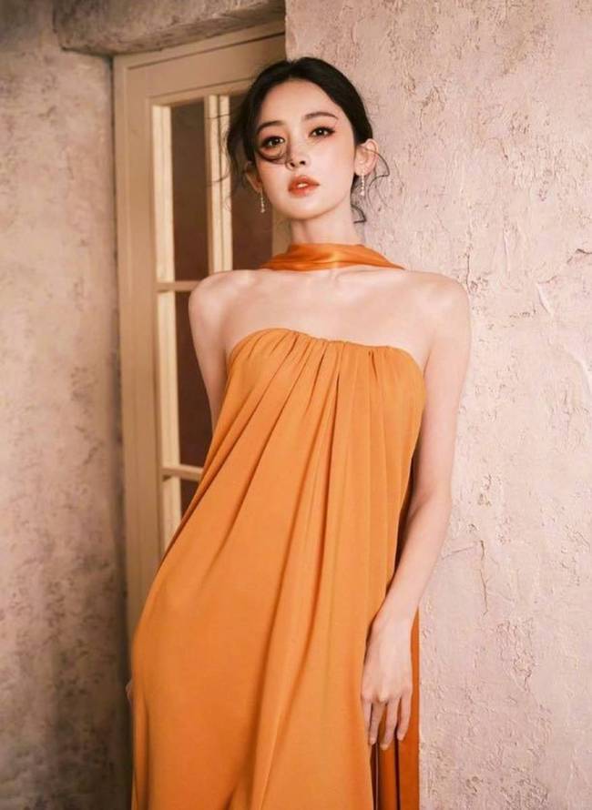 古力娜扎穿暖橙色长裙高贵复古 轻捻花枝灵动优雅
