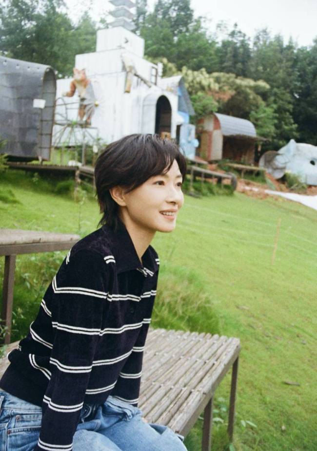 万茜穿搭随性在公园游玩 坐在湖边慵懒惬意