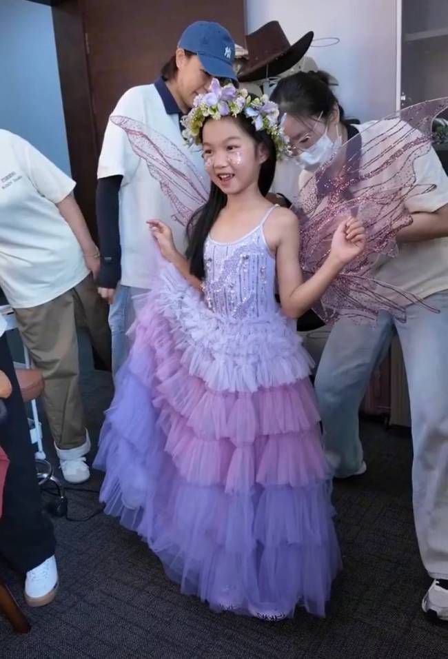 朱丹带儿子女儿逛海洋馆 住海底酒店好梦幻