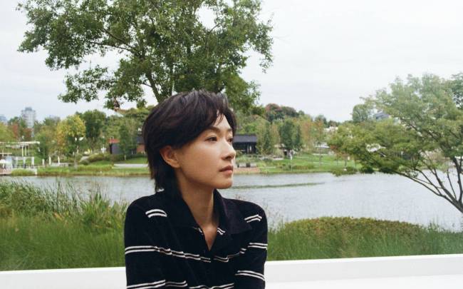 万茜穿搭随性在公园游玩 坐在湖边慵懒惬意