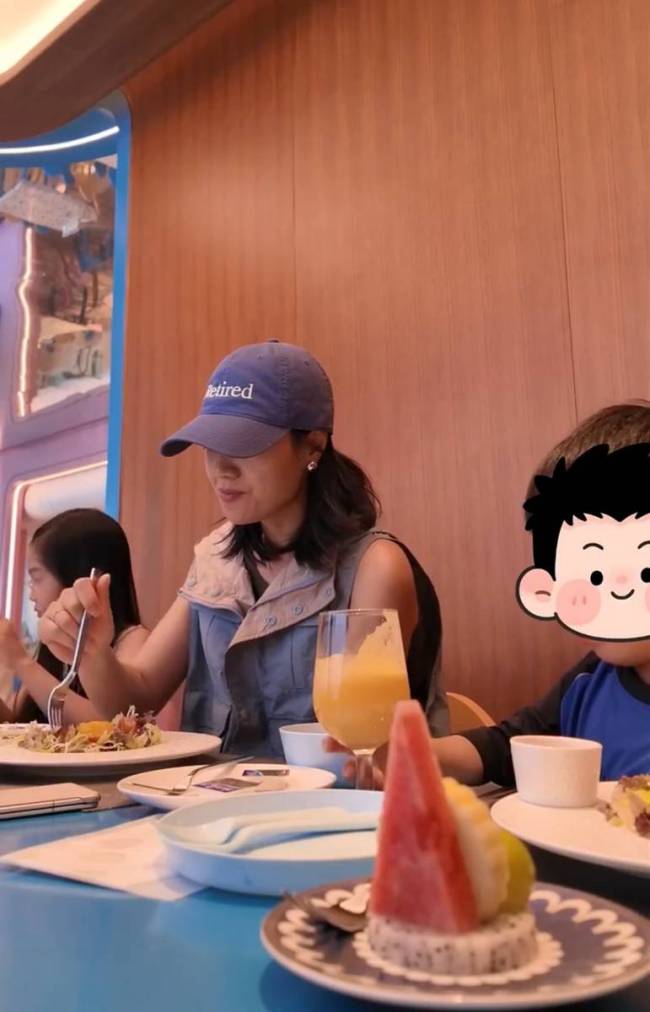 朱丹带儿子女儿逛海洋馆 住海底酒店好梦幻