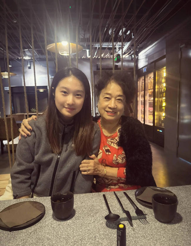 马伊琍大女儿晒与姥姥合照显乖巧!长得像爸爸文章