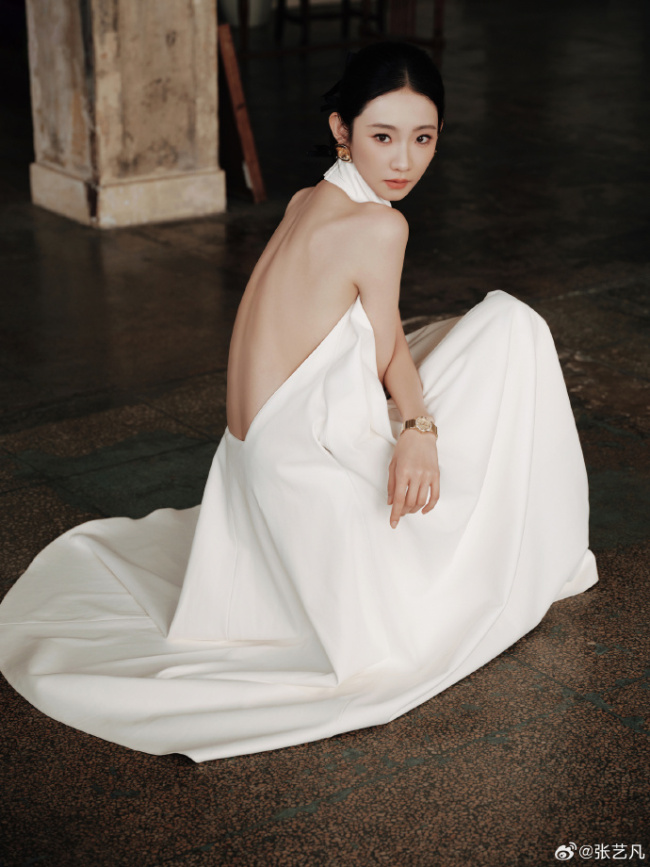 张艺凡极简风白裙气质清冷 完美诠释优雅高级感