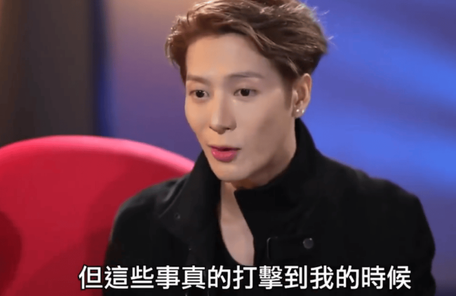 王嘉尔再谈患抑郁症时经历：曾喝醉睡在街上