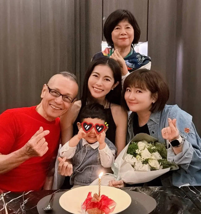 Selina带儿子给妹妹庆生 对镜比心脸颊圆润笑容甜