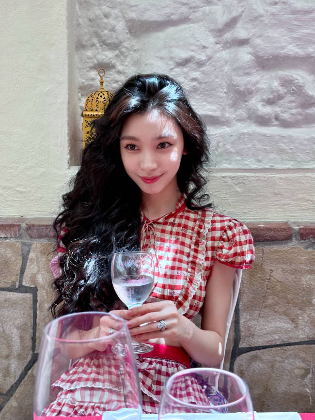 胡彦斌晒照为妈妈庆生！网友称其妈妈像老版易梦玲